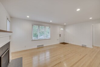 7546 10th Ave NW in Seattle, WA - Building Photo - Building Photo
