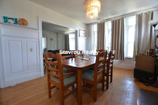 1681 Beacon St, Unit 1 in Brookline, MA - Foto de edificio - Building Photo