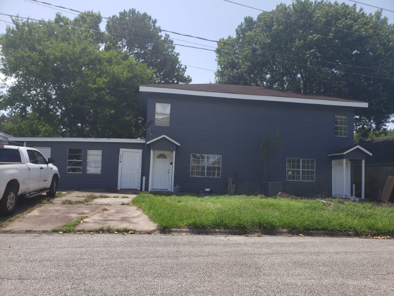 1205-1207 Milam St in Liberty, TX - Building Photo