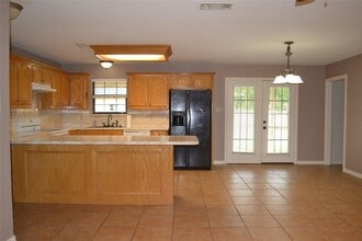 525 W Lloyd St in Krum, TX - Building Photo - Building Photo