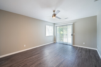 The Henley in Suisun City, CA - Foto de edificio - Interior Photo