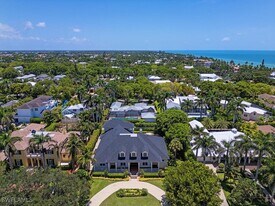 194 4th Ave N in Naples, FL - Building Photo