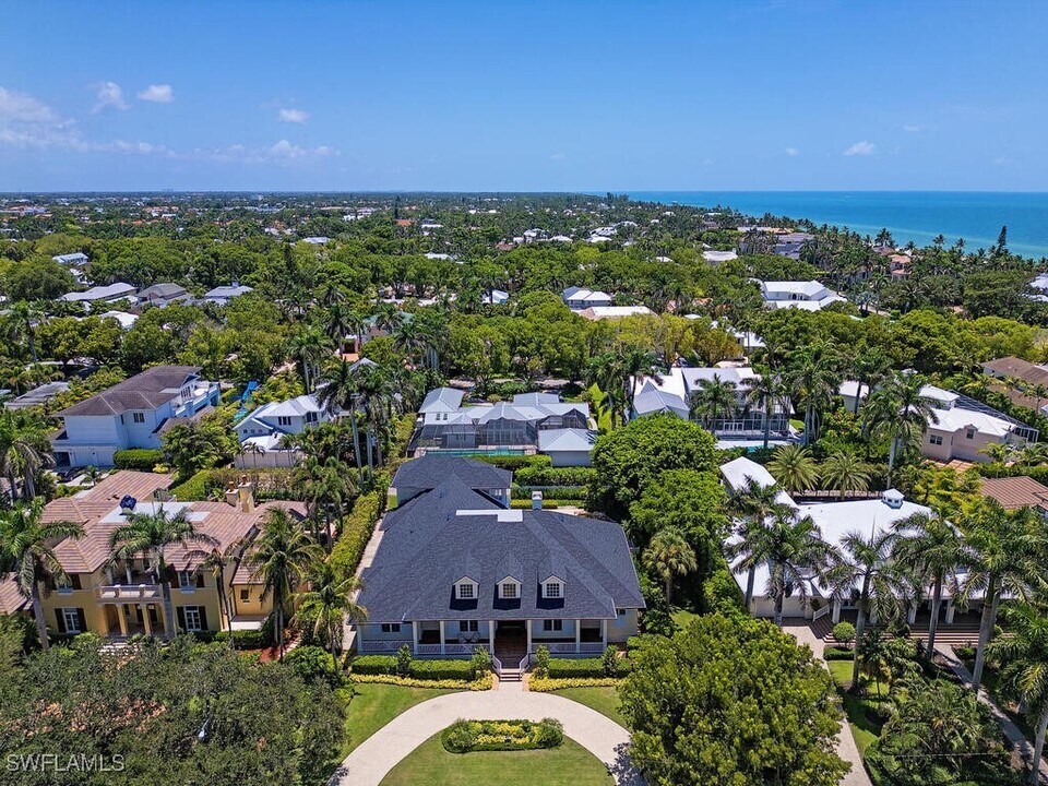 194 4th Ave N in Naples, FL - Building Photo
