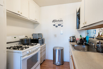 Bay View Apartments in Oakland, CA - Building Photo - Interior Photo