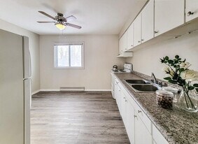 Wellington Court in Fergus, ON - Building Photo