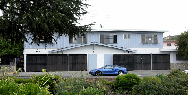 9326 Bancroft Ave in Oakland, CA - Foto de edificio - Building Photo