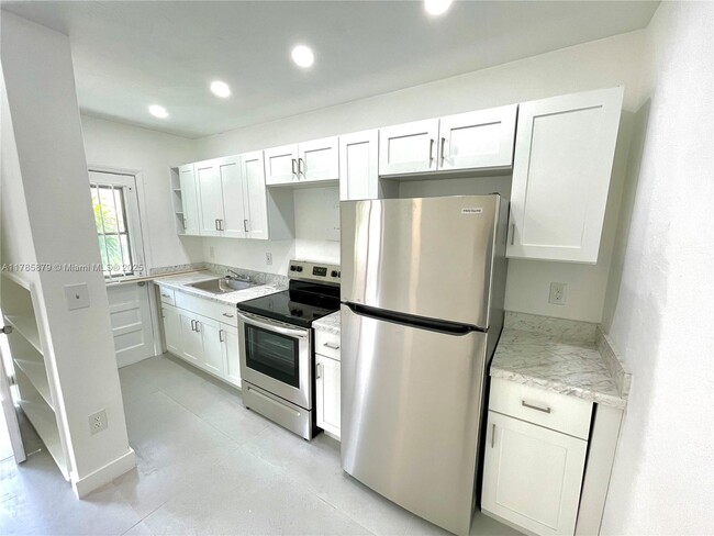 550 SW 10th St in Miami, FL - Foto de edificio - Building Photo