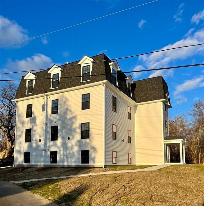 204 Bulgarmarsh Rd, Unit 1-6 in Tiverton, RI - Building Photo