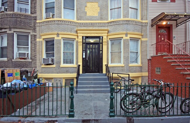 350 45th St in Brooklyn, NY - Foto de edificio - Building Photo
