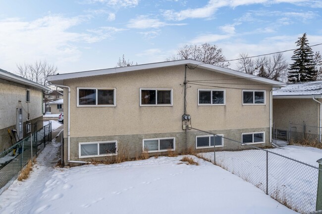 7617-7619 22 St SE in Calgary, AB - Building Photo - Building Photo