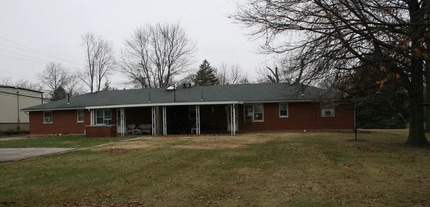 235 Woodlawn Dr, Unit 233 in Tipp City, OH - Building Photo - Building Photo