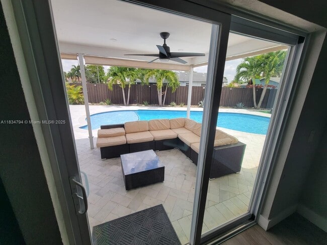 12041 NW 34th Pl in Sunrise, FL - Building Photo - Building Photo