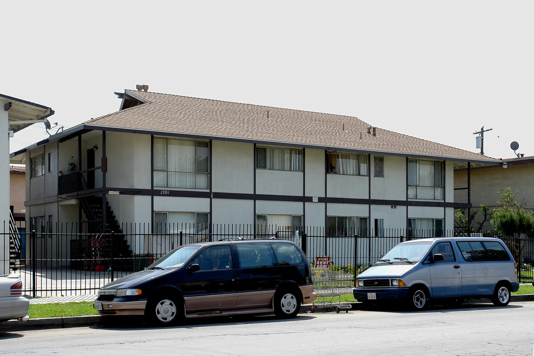 1201 Pacific Ave in Santa Ana, CA - Foto de edificio