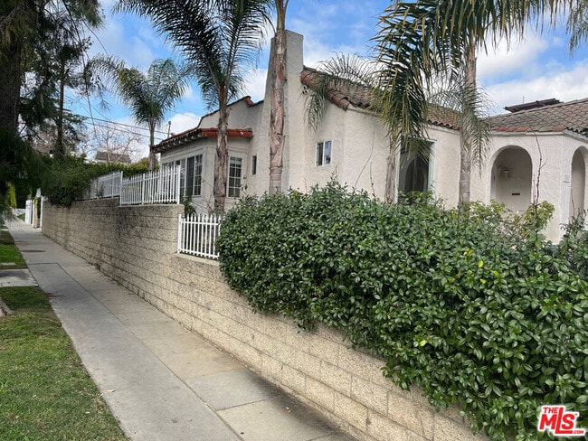 property at 101 N La Peer Dr