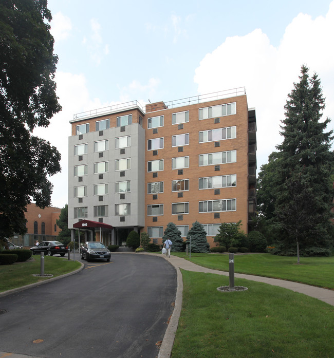 Scarborough House Condominium in Rochester, NY - Foto de edificio - Building Photo