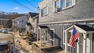 197 Grand St, Unit 1 in Croton-on-Hudson, NY - Foto de edificio - Building Photo