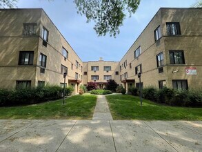 2032 W Jarvis Ave in Chicago, IL - Building Photo - Building Photo
