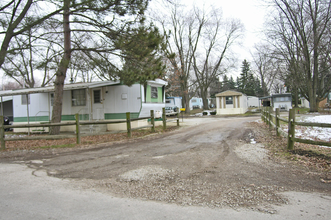 Whispering Pines Mobile Home Park in Canton, OH - Building Photo