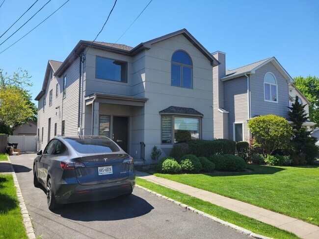 369 Clinton Ave in Cedarhurst, NY - Building Photo - Building Photo