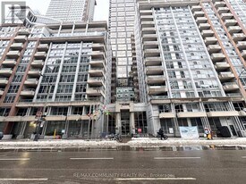 250 Wellington St W in Toronto, ON - Building Photo
