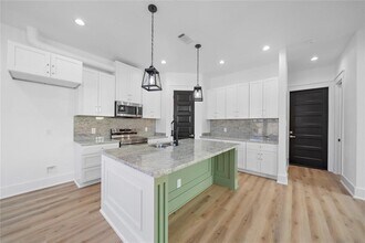 518 Clinton St in Conroe, TX - Foto de edificio - Building Photo