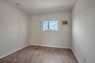 152 W 77th St, Unit 1.2 in Los Angeles, CA - Building Photo - Building Photo