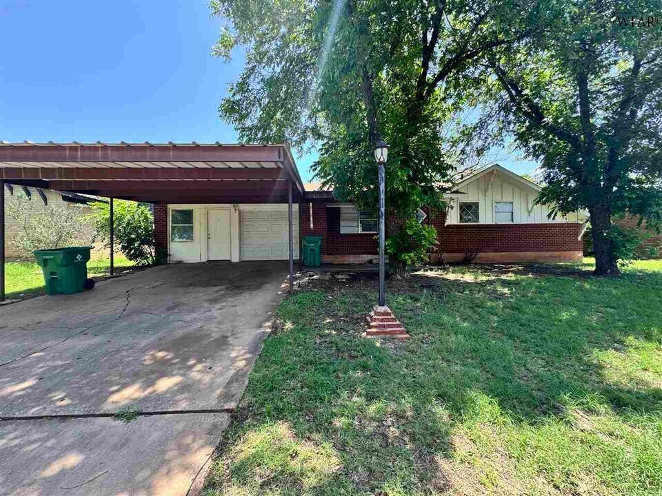 109 Wood Cir in Iowa Park, TX - Building Photo