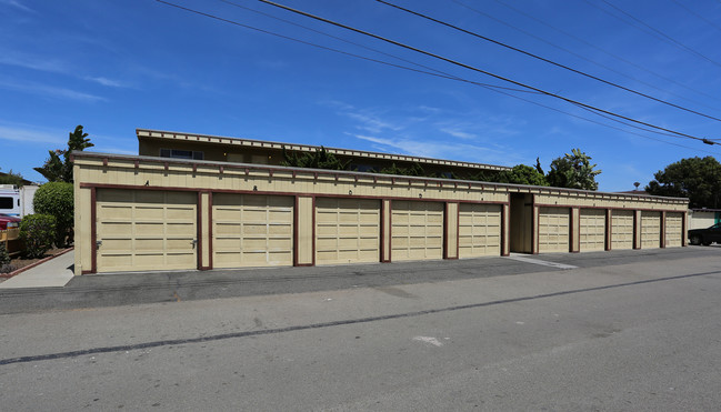 Harbor Sands Apartments in Oceanside, CA - Building Photo - Building Photo