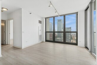 200 W Grand Ave in Chicago, IL - Building Photo - Building Photo