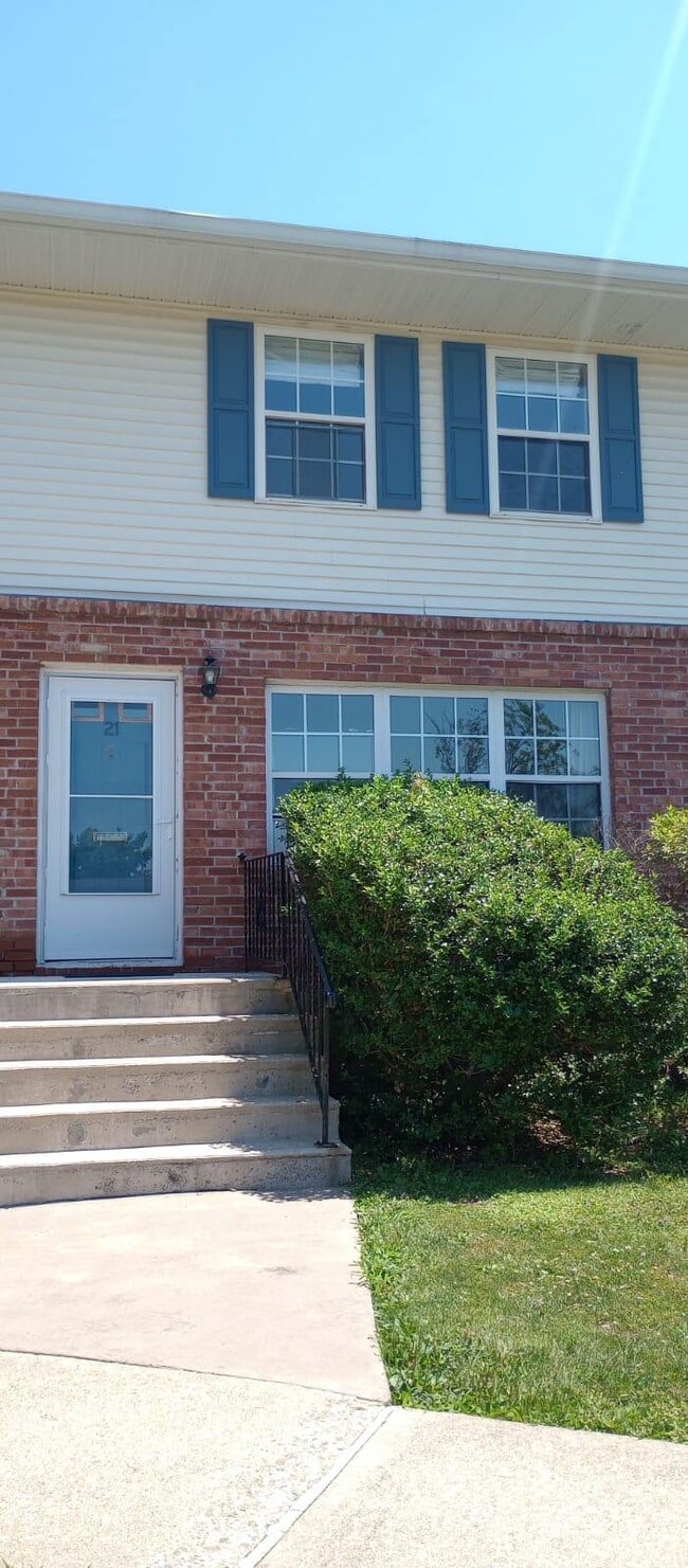 21 Huguenot St, Unit 21 in New Paltz, NY - Building Photo - Building Photo