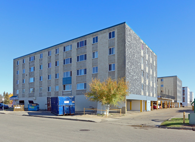 WestWynd Court in Edmonton, AB - Building Photo - Building Photo