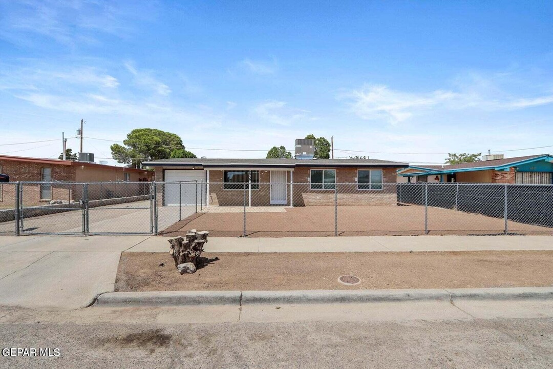 6039 Pompeii St in El Paso, TX - Foto de edificio