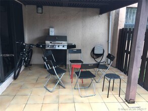 445 W Park Dr in Miami, FL - Building Photo - Building Photo