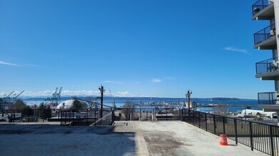 2824 Grand Ave, Unit A201 in Everett, WA - Foto de edificio - Building Photo