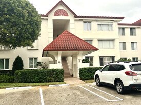 104 Half Moon Cir in Hypoluxo, FL - Building Photo