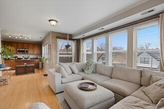 3040 W Diversey Ave, Unit 2S in Chicago, IL - Foto de edificio - Building Photo