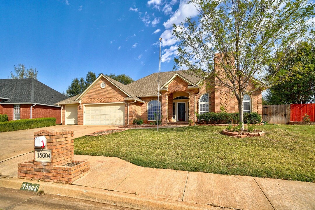 15604 Shadow Mountain Dr in Edmond, OK - Building Photo