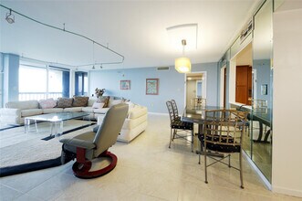 2480 Presidential Way in West Palm Beach, FL - Building Photo - Building Photo