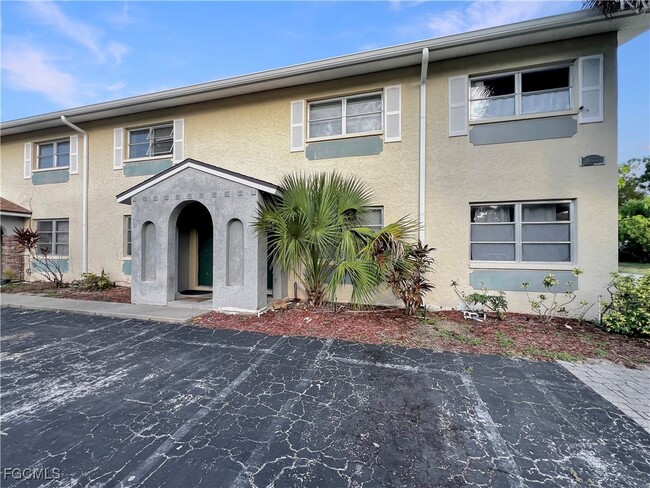 6635 Warwick Cir in Ft. Myers, FL - Building Photo - Building Photo