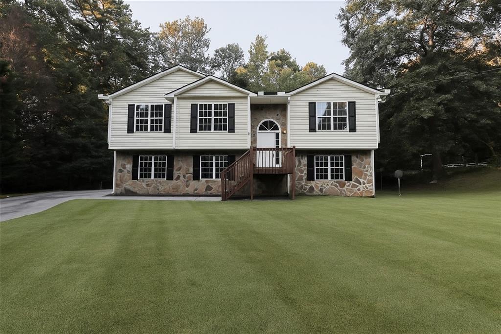 7044 Stonecreek Dr in Douglasville, GA - Building Photo