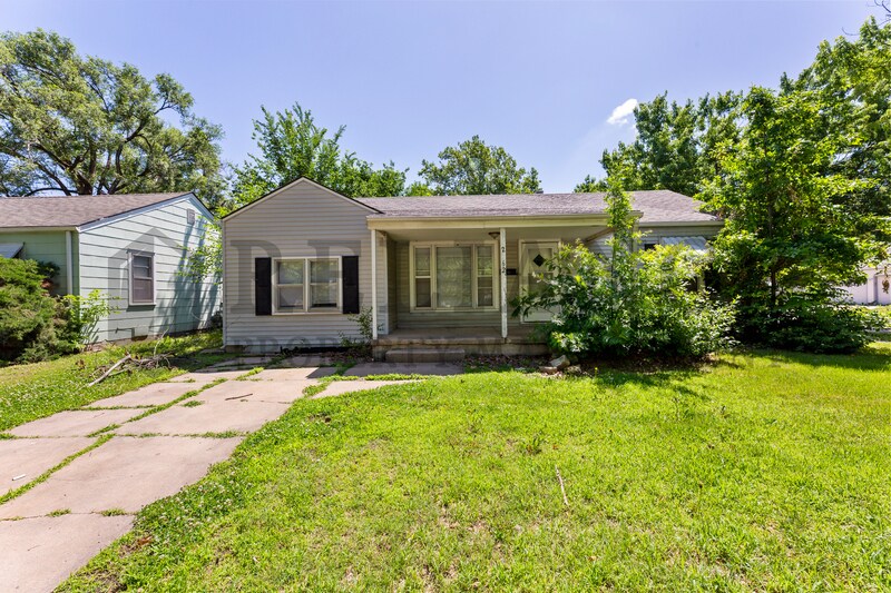 2062 Poplar St in Wichita, KS - Building Photo