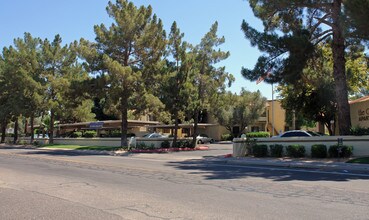 The Greens Apartments in Phoenix, AZ - Building Photo - Building Photo