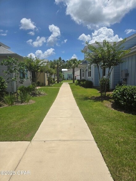 8676 Weekend Dr in Panama City Beach, FL - Foto de edificio - Building Photo