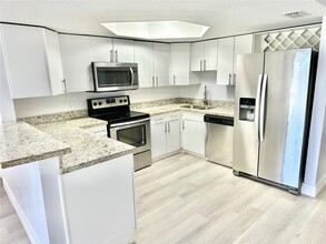 8373 Lake Dr, Unit 502 in Doral, FL - Building Photo - Building Photo