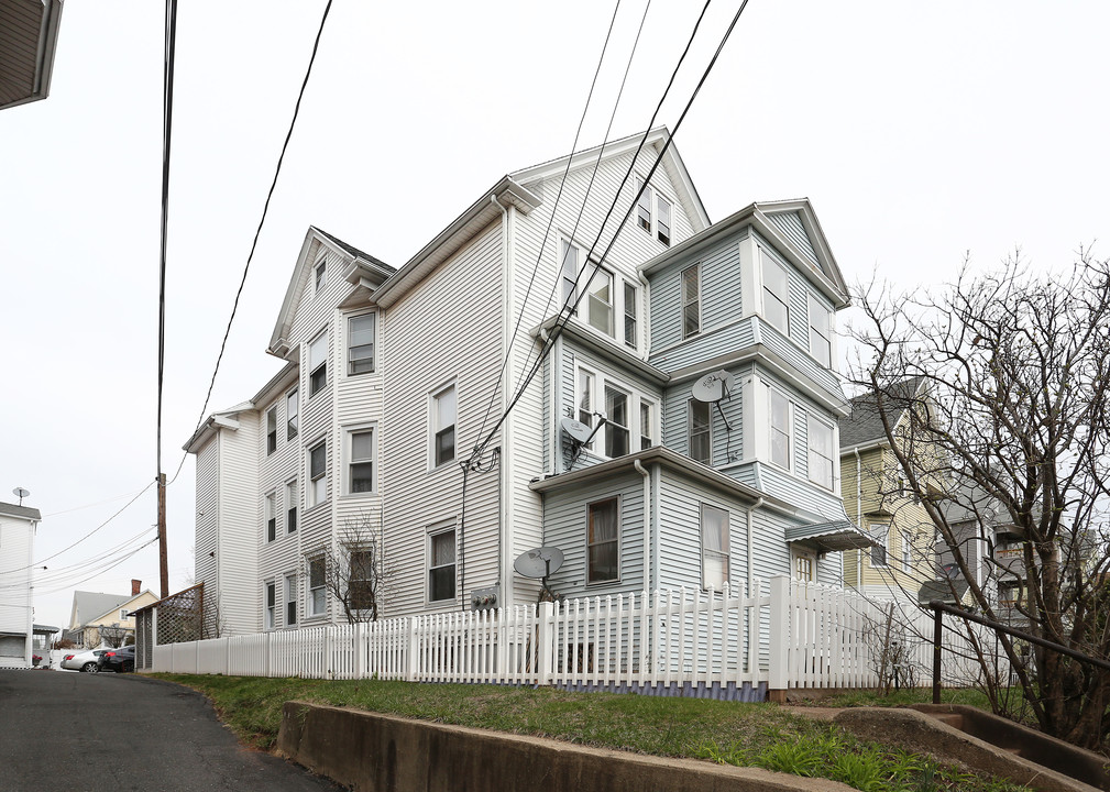 396 Park St in New Britain, CT - Building Photo