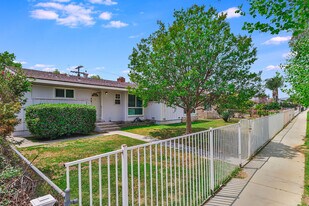 23208 Vanowen St in West Hills, CA - Building Photo