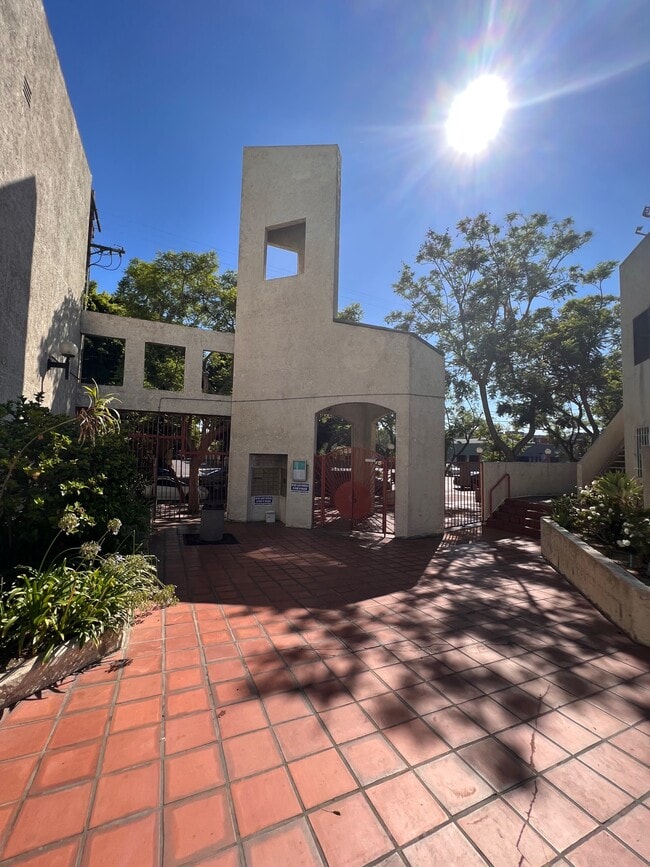 1118 Valencia St in Los Angeles, CA - Building Photo - Building Photo