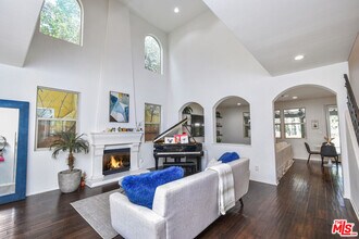 15525 Morrison St in Los Angeles, CA - Foto de edificio - Building Photo