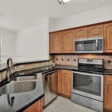 10902 NW 79th St in Doral, FL - Building Photo - Building Photo
