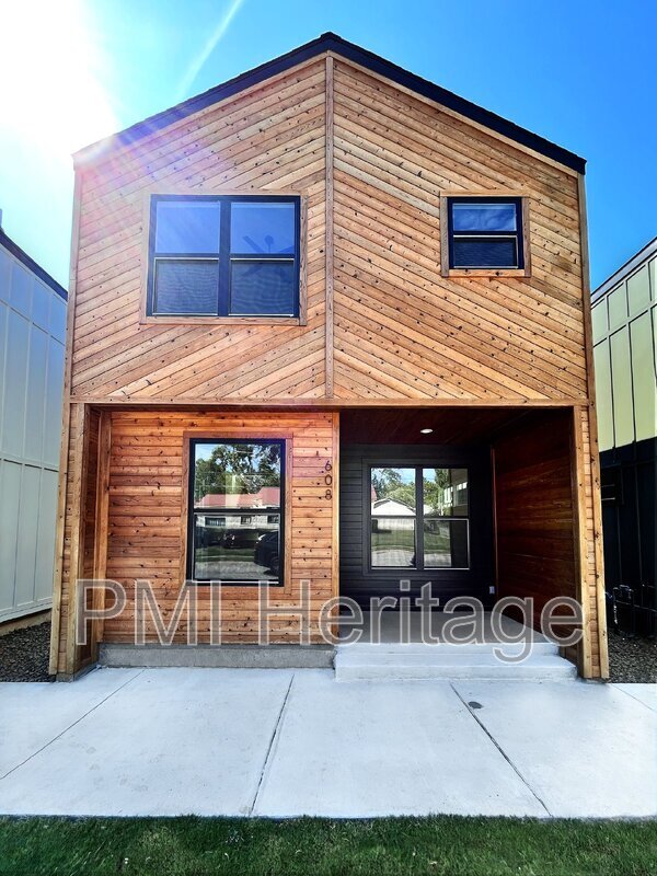 property at 608 N 6th St
